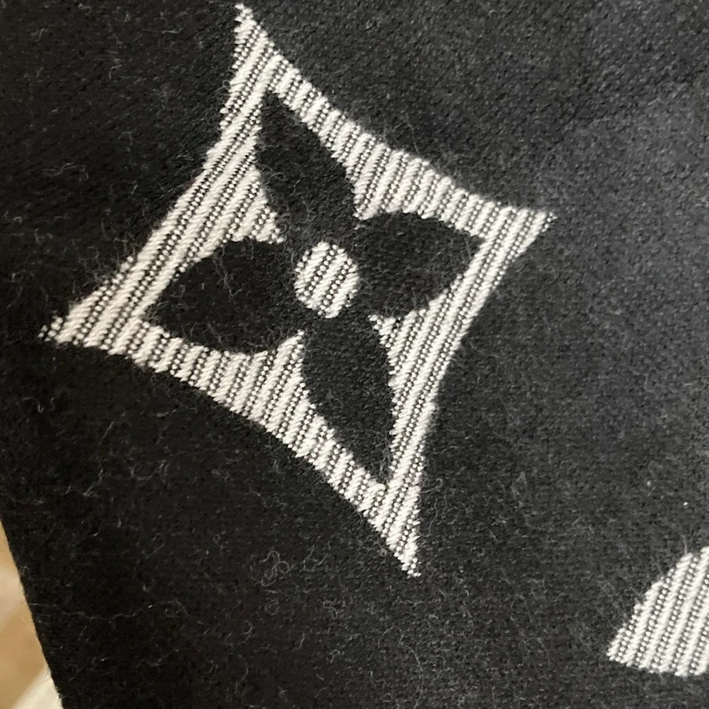 Louis Vuitton Black and White Monogram scarf - Picture 3 of 4